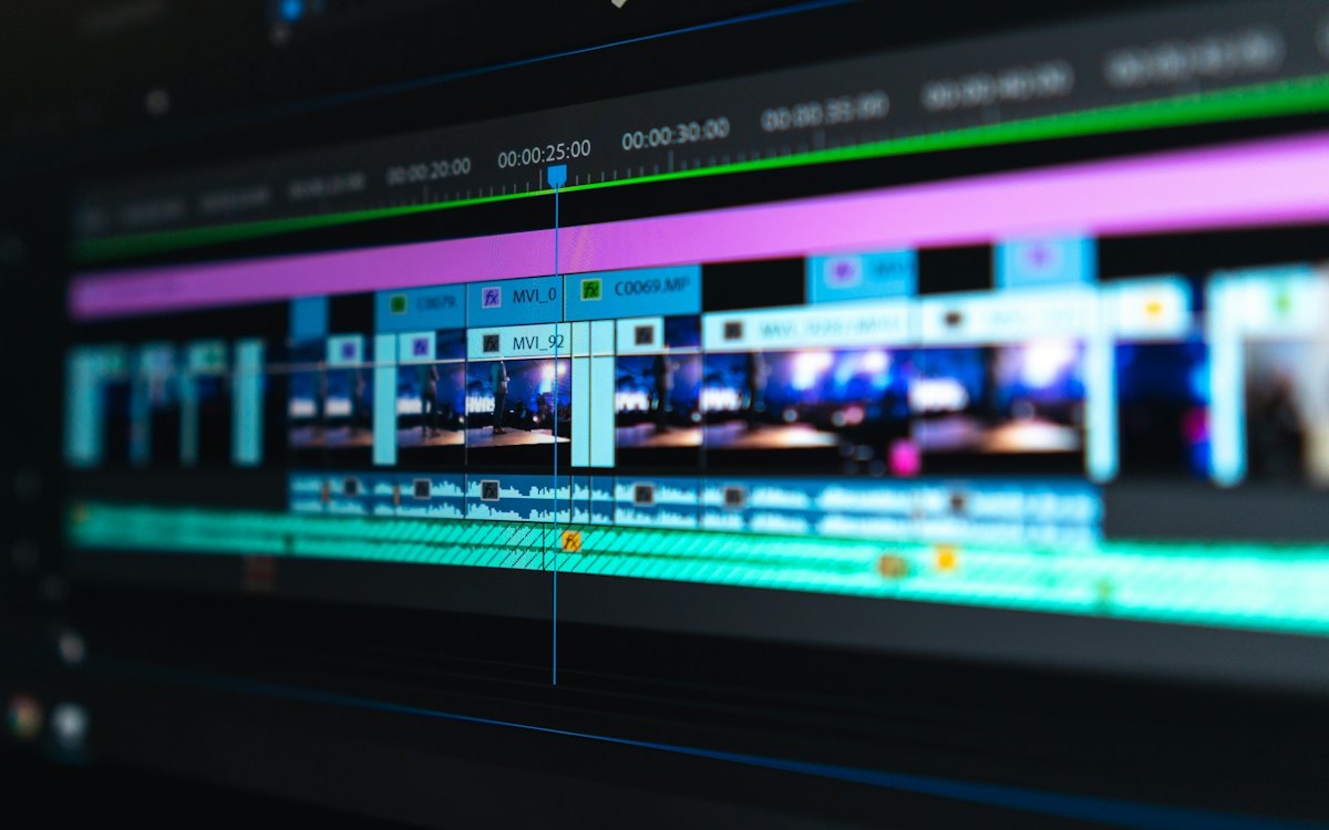 Línea de tiempo de edición de video en una pantalla