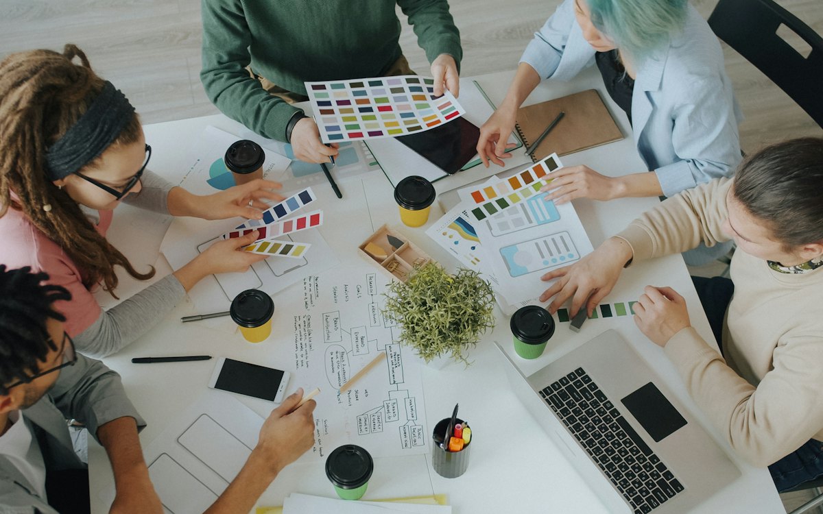 Equipo trabajando en piezas de diseño sobre una mesa